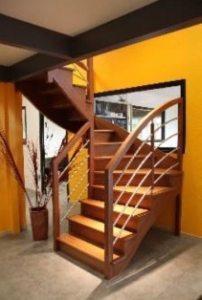 Escaliers en bois tournant sur la gauche avec garde corps bois et métal