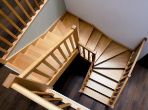 escaliers en bois tournant à 90° sur la gauche, vue du dessus
