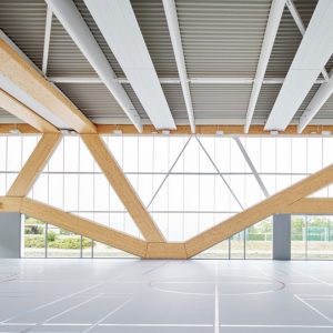 Vue intérieure d'un bâtiment avec structure en bois lamellé