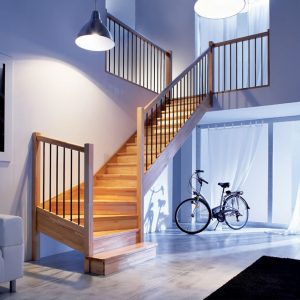 Intérieur de maison avec escalier en bois