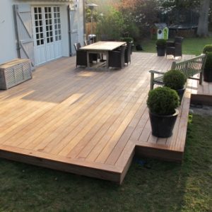 Vue extérieure d'une terrasse en bois