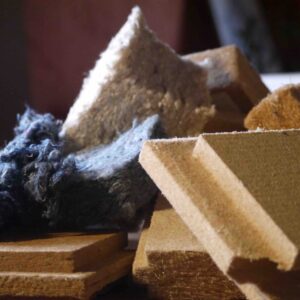 Echantillons de matériaux biosourcés : fibre de bois, ouate de cellulose, textile recyclé