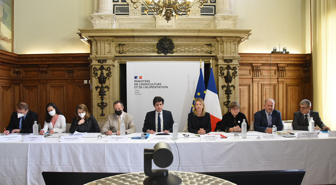 Clôture des Assises de la forêt et du bois - Les participants réunis autour du ministre de l'Agriculture Julien Denormandie