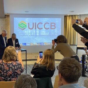 Les présidents de l'UICB (Frédéric CARTERET) et de LCB (François LARESCHE) signent l'acte de création de la nouvelle Organisation Professionnelle, l'UICCB