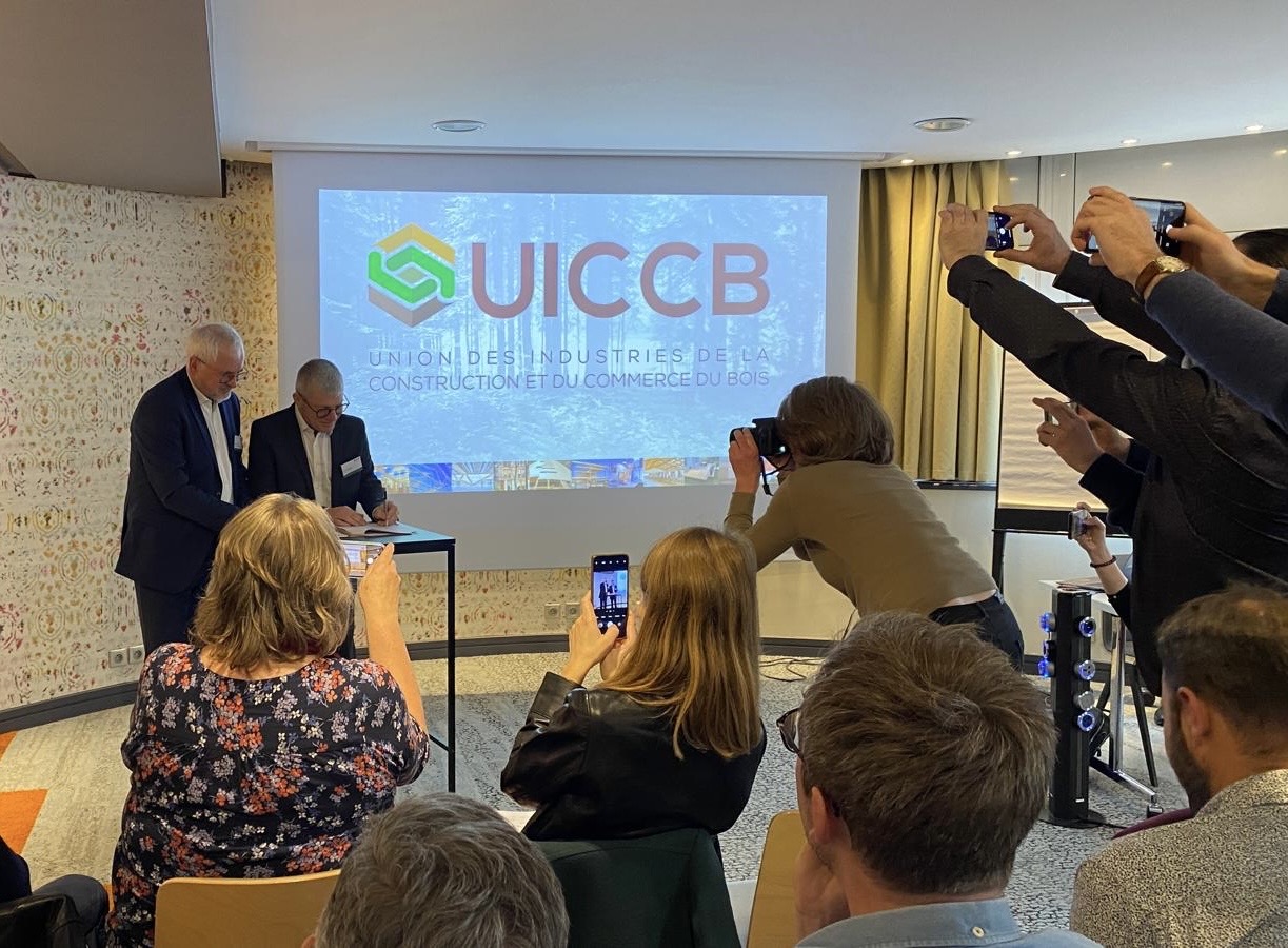 Les présidents de l'UICB (Frédéric CARTERET) et de LCB (François LARESCHE) signent l'acte de création de la nouvelle Organisation Professionnelle, l'UICCB
