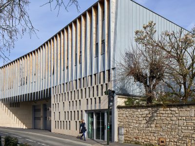 Caserne des pompiers en structure bois béton avec planchers en CLT, poteaux poutres en bois lamellé collé, panneaux de toiture en LVL et murs à ossature bois