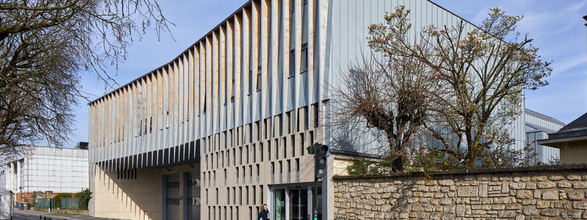 Caserne des pompiers en structure bois béton avec planchers en CLT, poteaux poutres en bois lamellé collé, panneaux de toiture en LVL et murs à ossature bois