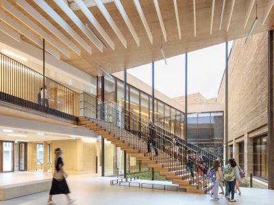 Groupe scolaire structure bois poteaux poutres en bois lamellé collé et planchers en LVL