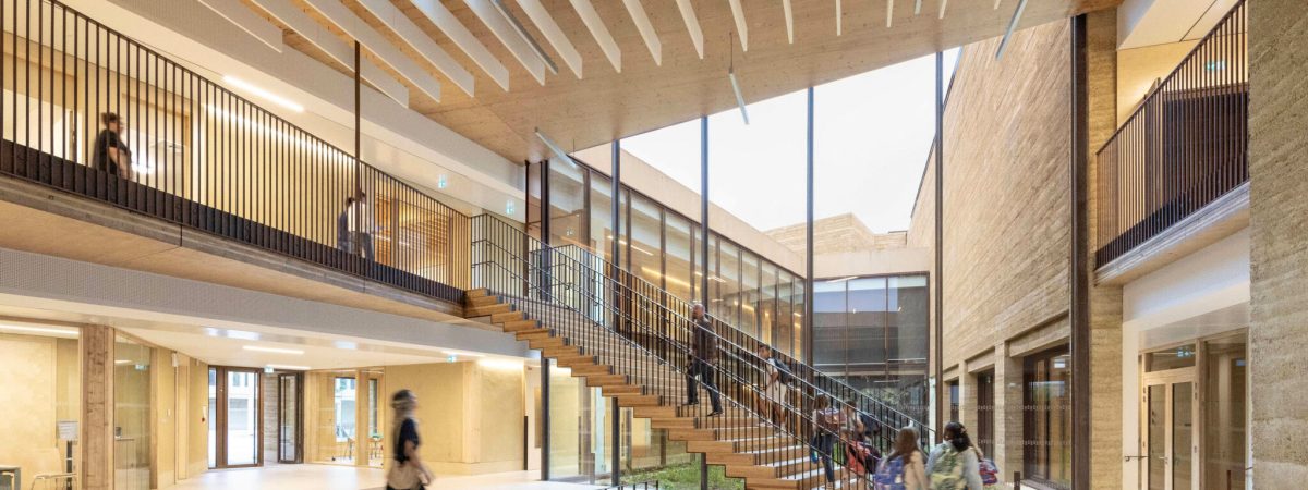 Groupe scolaire structure bois poteaux poutres en bois lamellé collé et planchers en LVL