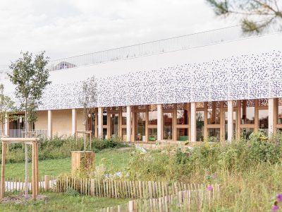médiathèque en bois et pierre massive avec charpente en bois lamellé et noyau en CLT