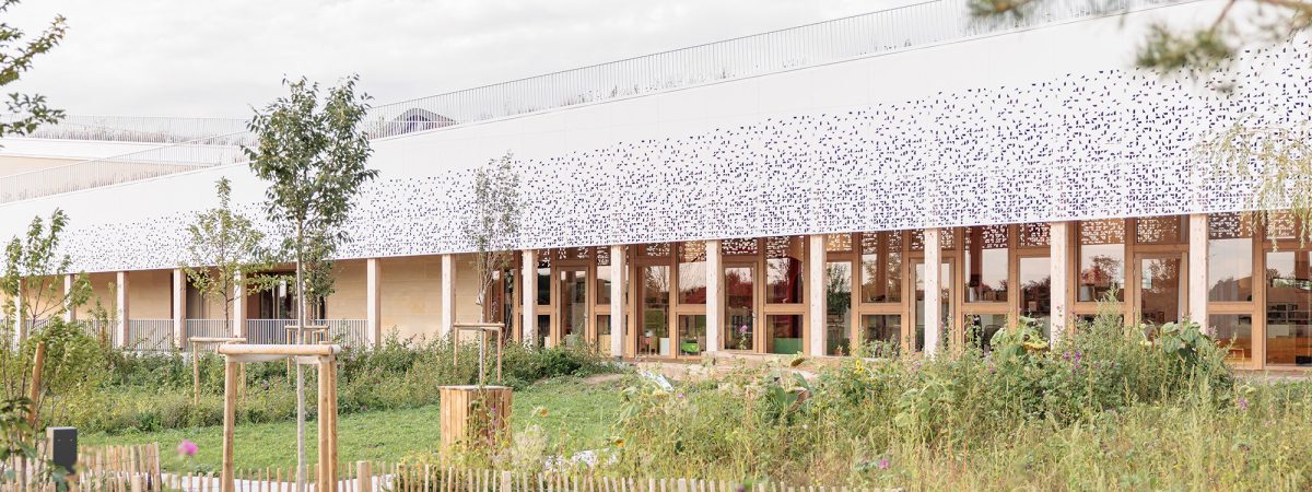 médiathèque en bois et pierre massive avec charpente en bois lamellé et noyau en CLT