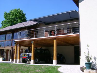 Terrasse en hauteur et carport