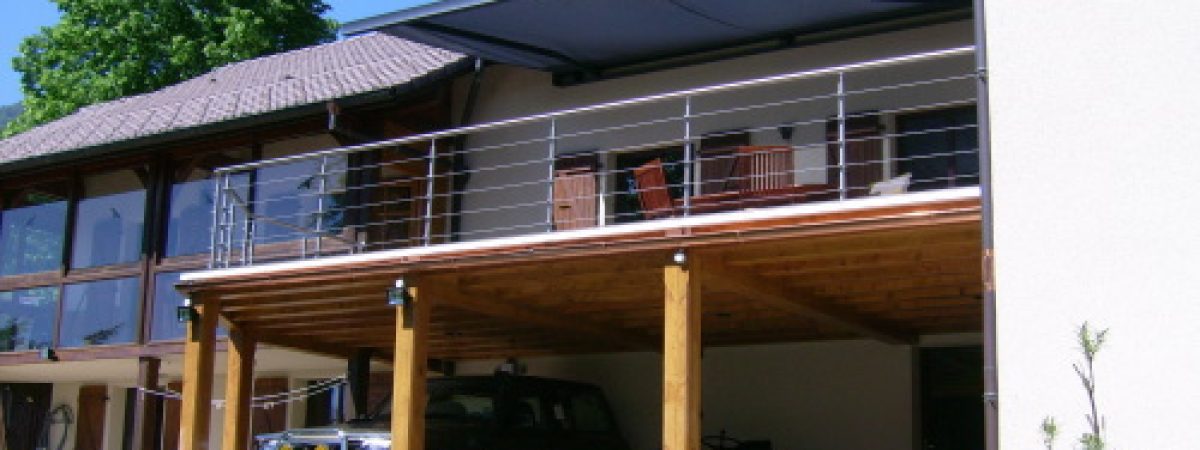 Terrasse en hauteur et carport