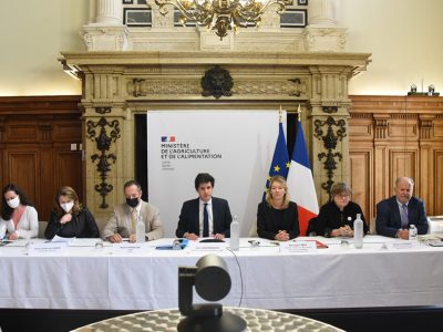 Clôture des Assises de la forêt et du bois - Les participants réunis autour du ministre de l'Agriculture Julien Denormandie