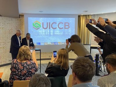 Les présidents de l'UICB (Frédéric CARTERET) et de LCB (François LARESCHE) signent l'acte de création de la nouvelle Organisation Professionnelle, l'UICCB